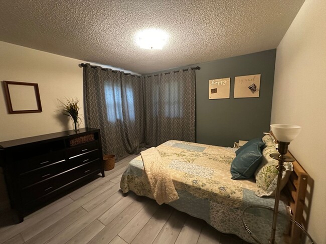 Building Photo - 3-bedroom, 1.5 bathroom, fully furnished home