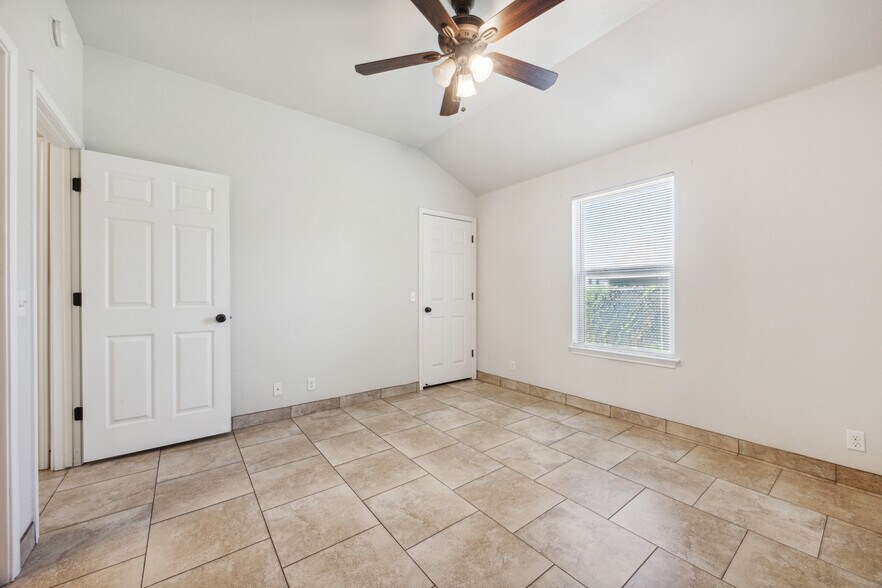masterbedroom - 2501 Oak Ln