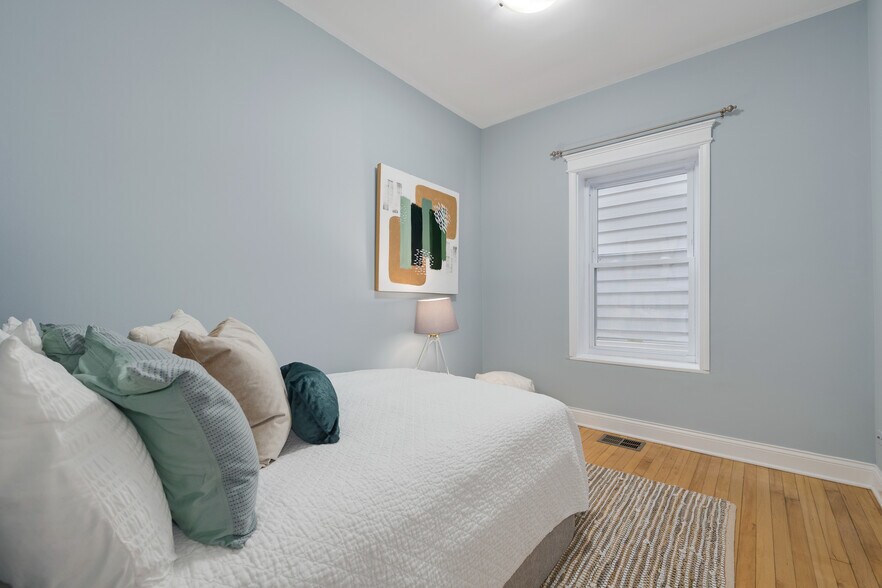 Building Photo - 3805 N Ravenswood Ave