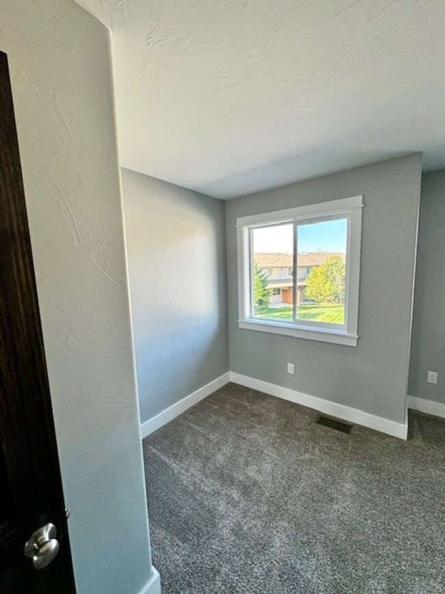 Building Photo - 3 Bedroom, 2 1/2 Bathroom Townhouse -2 wee...