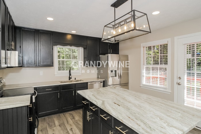 Building Photo - 12 Sherwood Forest Dr