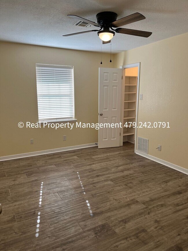 Building Photo - MOVE IN READY! Beautiful 3B/2B Newly Remod...
