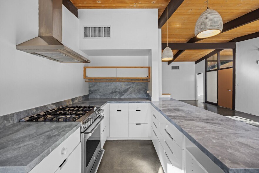 Building Photo - Updated Mid-Century Home in Picturesque Woodland Hills