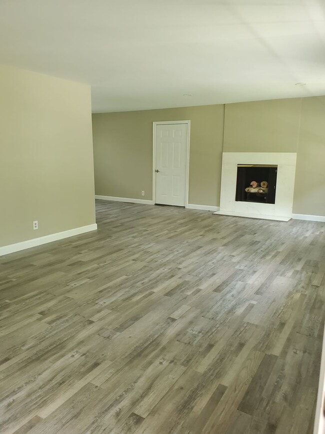 Building Photo - 4 Bed 2 bath newly remodeled