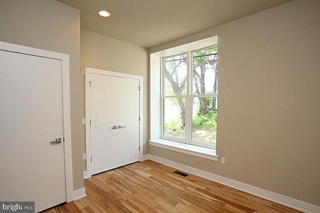 Building Photo - 2701 W Girard Ave