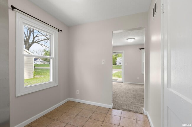 Building Photo - 5209 N Glen Elm Dr