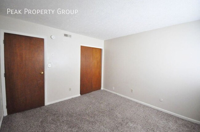 Building Photo - Available Fall 2025! 2 Bedroom Apartment N...