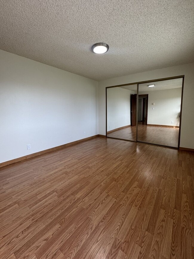 Building Photo - (KIE 1) 2-Bed, 1-Bath Duplex