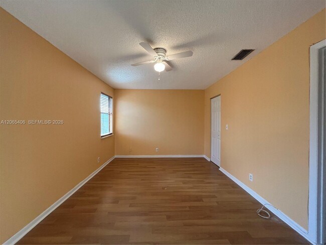 Building Photo - 5170 Tennis Ln