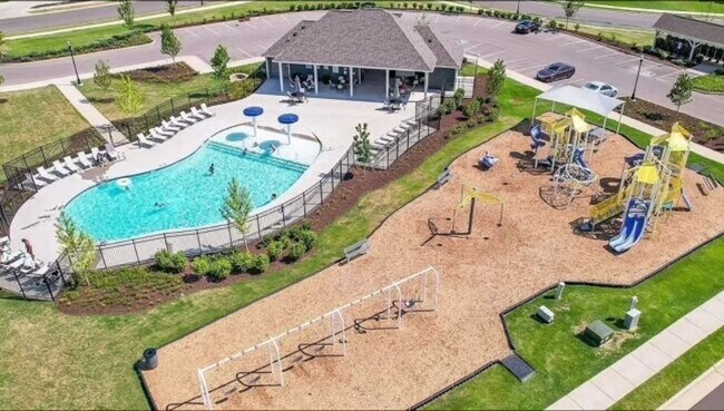 Building Photo - UPGRADED 3 BD 3 BATH MURFREESBORO TOWNHOME IN RIVER LANDING