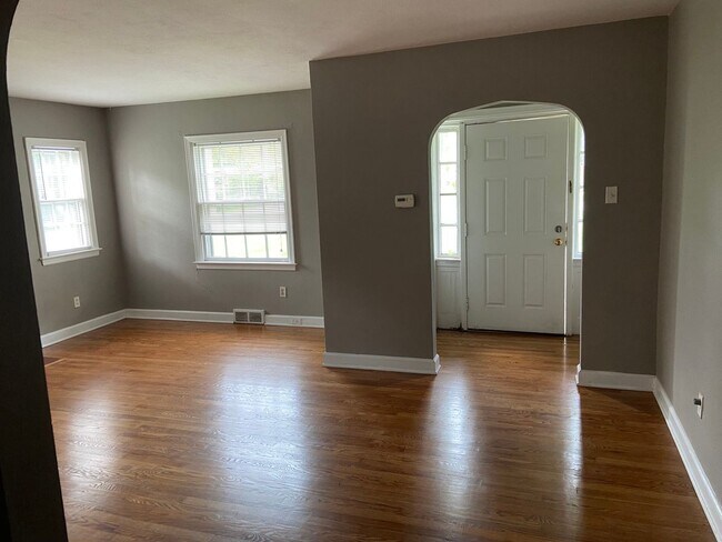 Building Photo - 918 W Stewart Rd