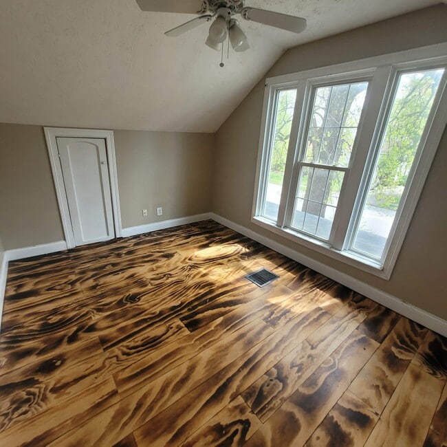 Building Photo - 400 E Park Pl