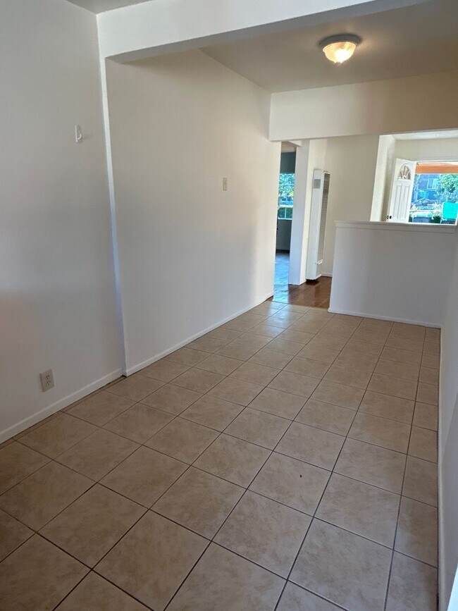 Building Photo - 608 N Orange Ave