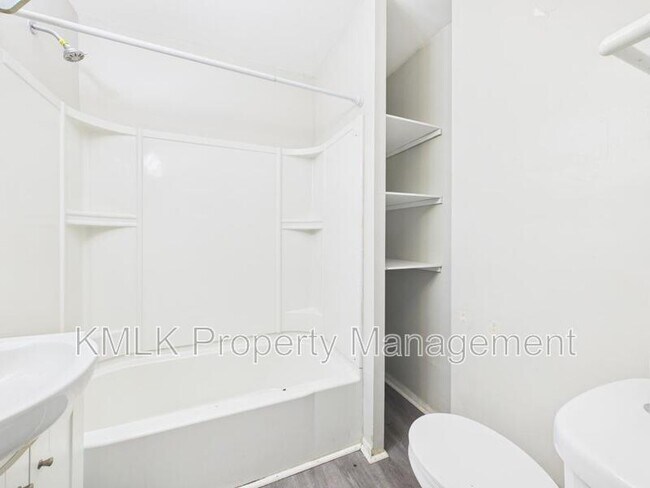 Building Photo - 429 Lovisa St