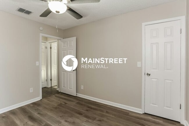 Building Photo - 3 Bedroom Pet-Friendly Home in MIDDLEBURG, FL with Main Street Renewal