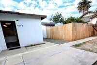 Building Photo - Move in Special !!!!   Cozy 2 bedroom + 1 ...