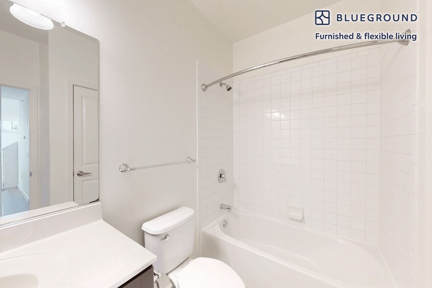 Building Photo - 1700 E 5th St