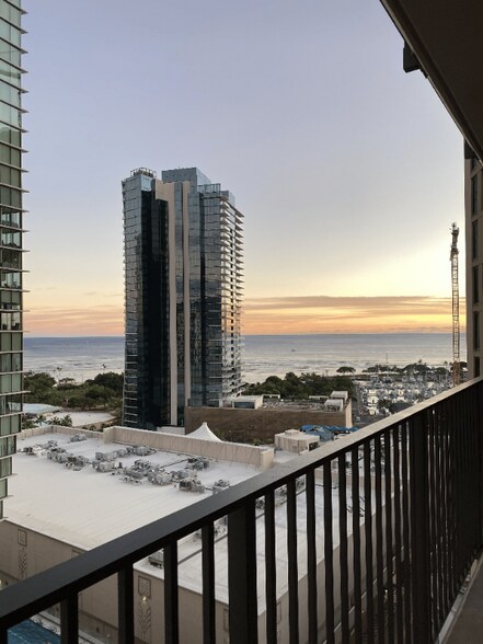 Building Photo - 987 Queen St