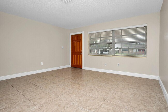 Building Photo - 557 Buckingham Ave