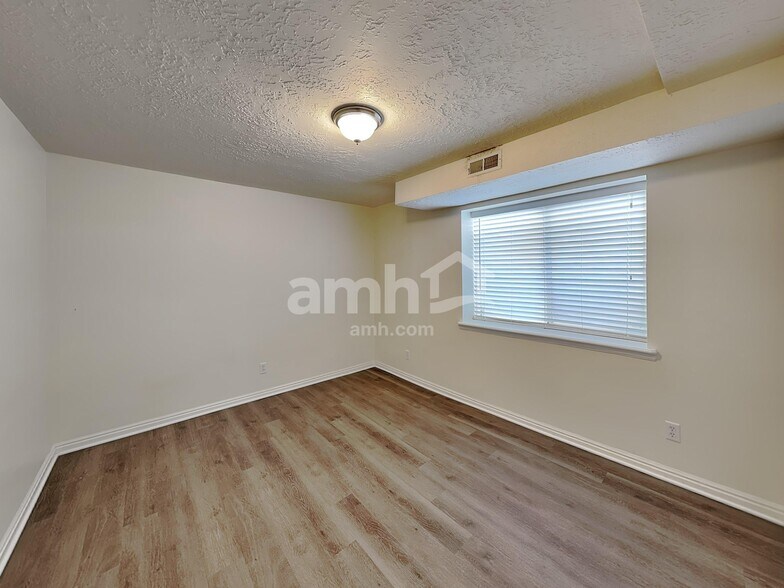 Building Photo - 817 Country Club Dr