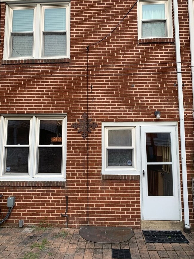 Building Photo - Charming Trolley Area Brick Townhome