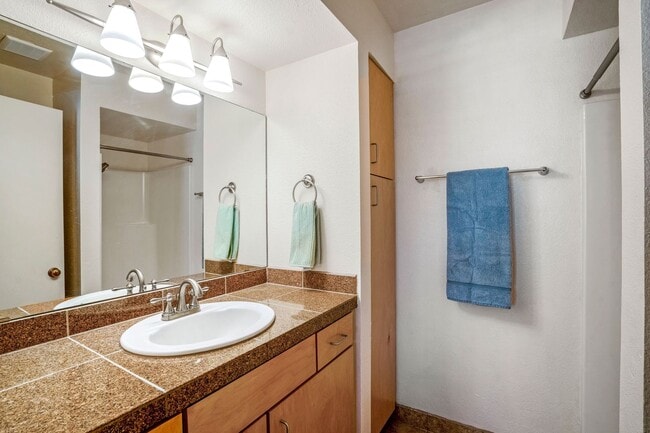 Building Photo - Light-Filled Upstairs Condo in a Prime Loc...