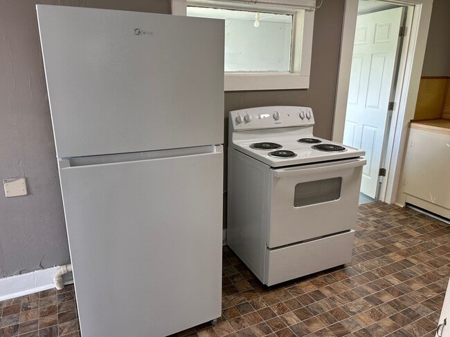 Building Photo - 2 Bedroom / 1 Bath Home Kingsport TN