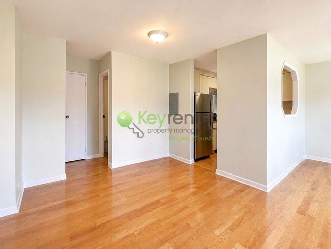 Building Photo - Lake View Apartment in a Peaceful Park Ridge Community