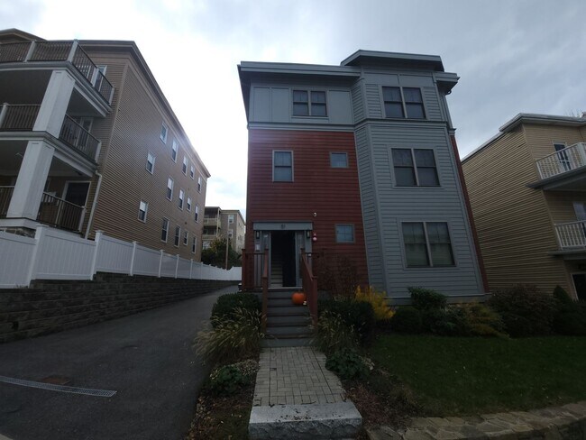Building Photo - Stunning and Spacious Top Floor 2 Bd 2 Bath in Jamaica Plain with Parking.