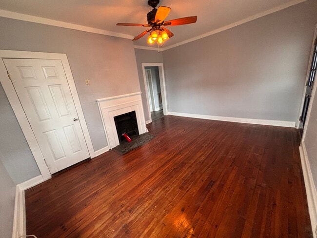 Building Photo - 3 Bedrooms, 2 Bathrooms - Home in Celenease!
