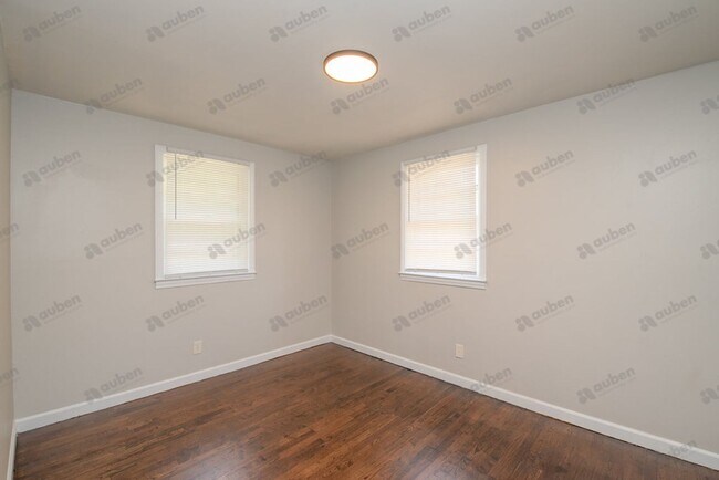 Building Photo - Newly Renovated & Spacious Home w/ Bonus Room