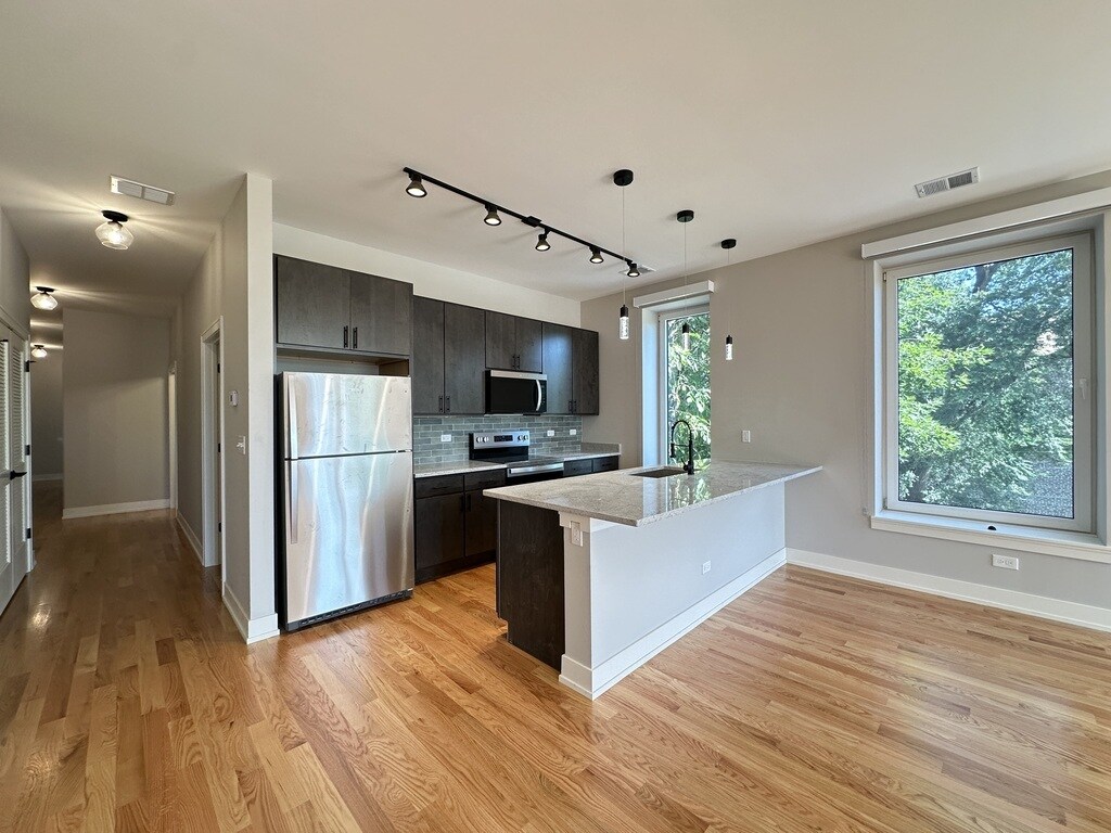 Building Photo - 2100 W 18th Pl