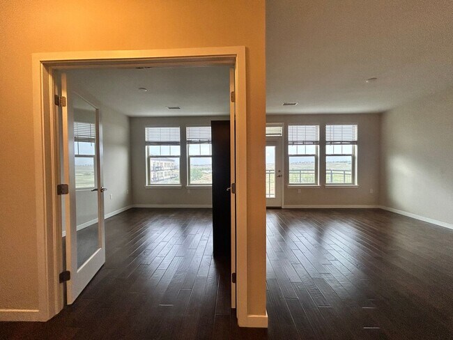 Building Photo - Top floor 2bd 2 bath condo conveniently located in Broomfield!