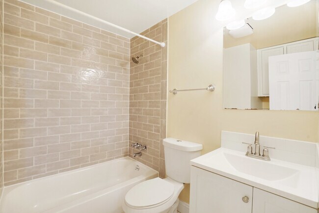 Building Photo - 4339 Cedarlake Ct