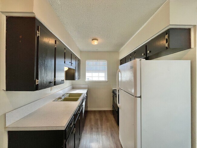 Building Photo - 624 Sunset Ln