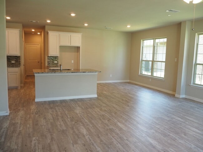 Building Photo - Like NEW 3 Bed 3 Bath Townhouse in Denton
