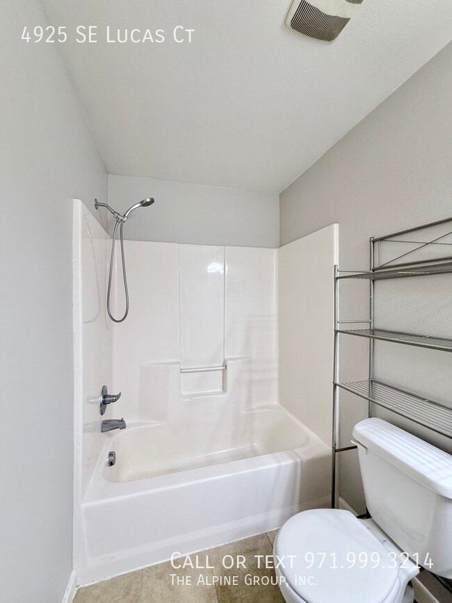 Building Photo - 4925 SE Lucas Ct