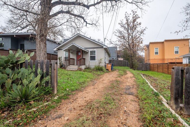 Building Photo - 3 Bedroom, 2 Bath Home near Downtown in Ea...