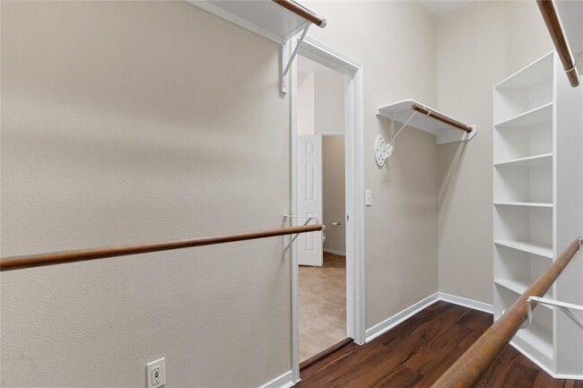 Building Photo - 10115 Willow Crossing Dr
