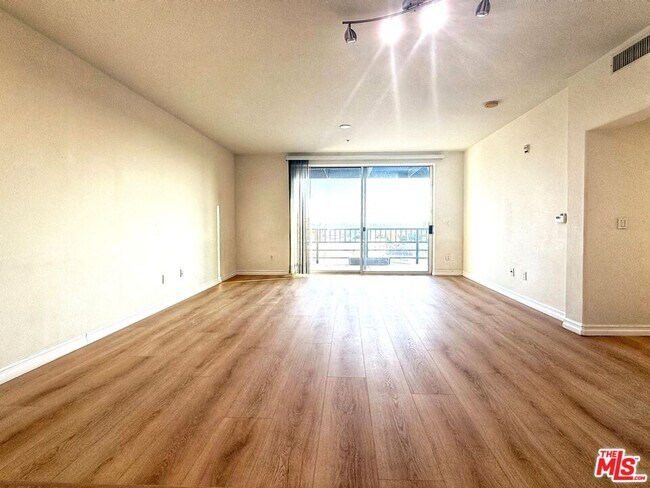 Building Photo - 629 Traction Ave