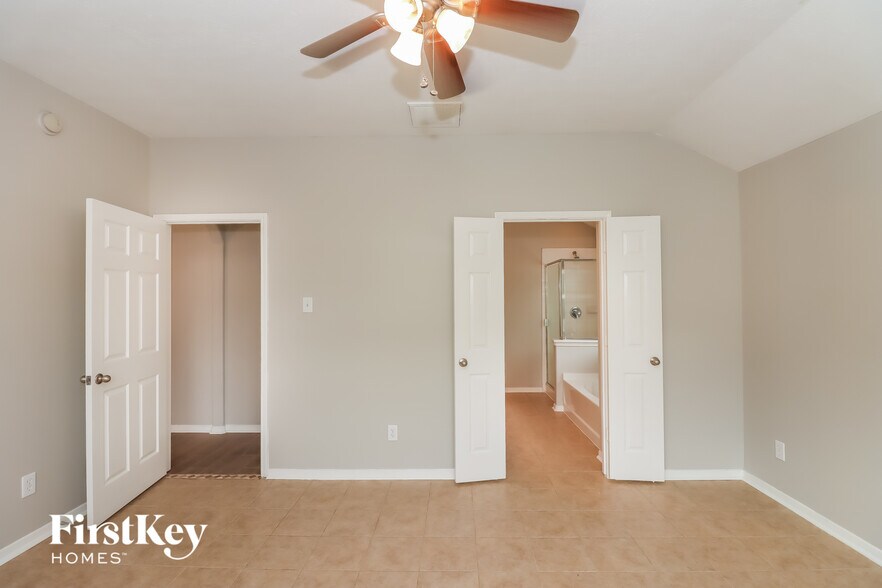 Building Photo - 2726 Lakecrest Way Dr