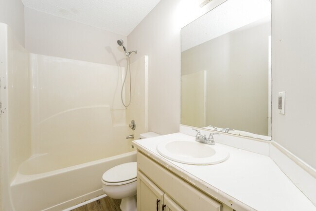 Building Photo - Fantastic 3bd/2ba home! Coming soon!