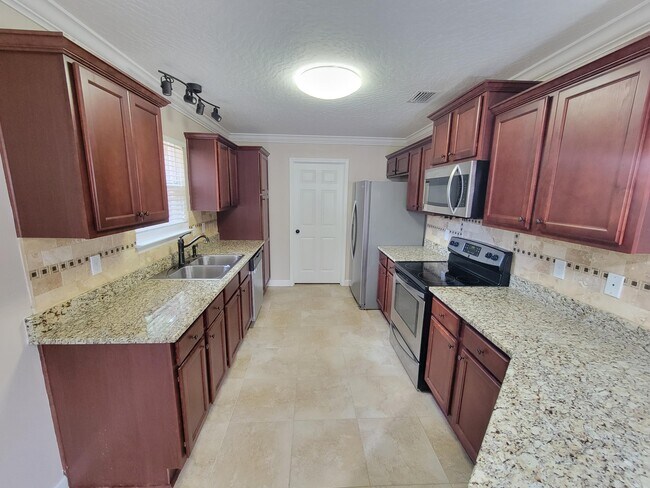 Building Photo - 712 Hazel Dr