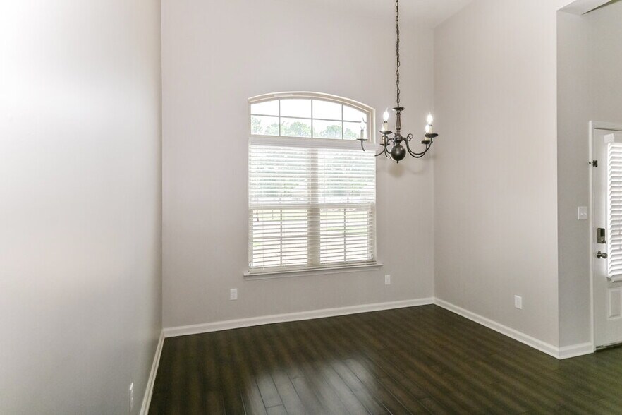 Building Photo - 2565 Woodcutter Dr