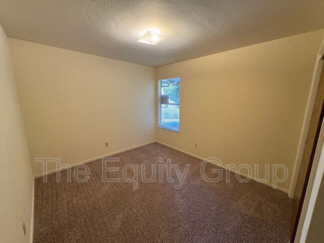 Building Photo - 811 W Arlen Ct