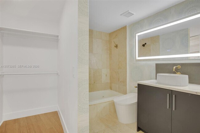 Building Photo - 1528 Brickell Ave