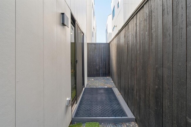 Building Photo - 3406 E 17th St