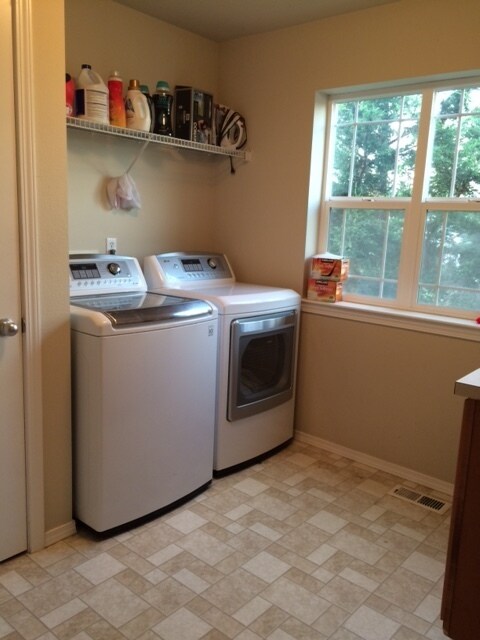 Building Photo - Crystal Heights Area of Puyallup-Fresh Pai...