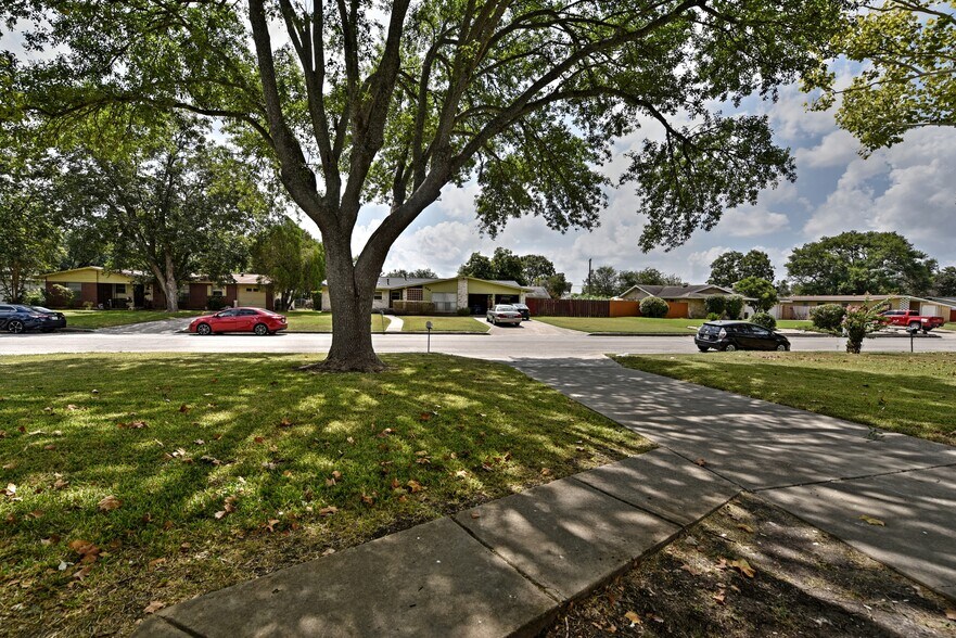 Building Photo - 437 E Wright Blvd