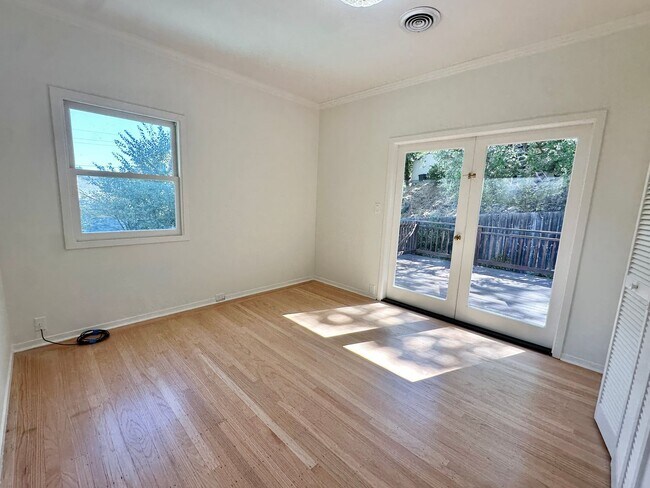 Building Photo - Charming 2-3bd Bungalow w/Pool in San Rafael
